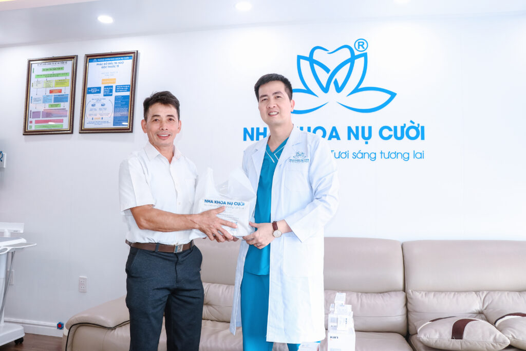 (ThS, BS Bùi Việt Hoà cấy ghép Implant cho khách hàng chú Nguyễn Văn Toản)