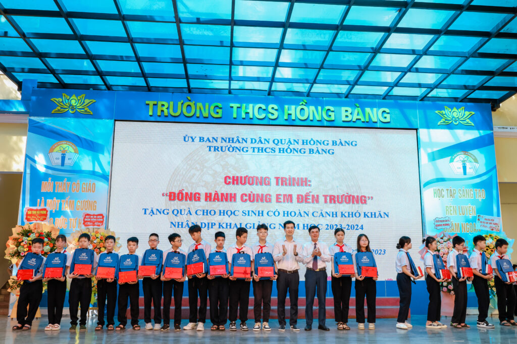 Trao quà cho học sinh nghèo vượt khó trường THCS Hồng Bàng năm học 2023
