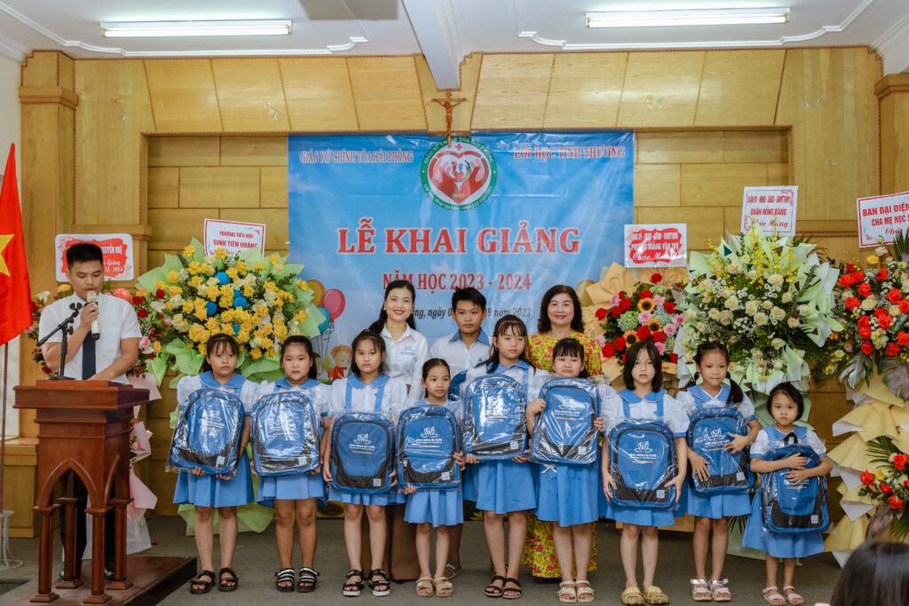 Trao quà cho học sinh nghèo vượt khó trường tiểu học Đinh Tiên Hoàng năm học 2023